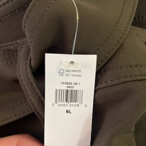 Elevate your style with Banana Republic army bubble pants. - Picture 6 of 6